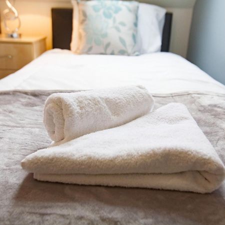 Comfortable Swindon Town Centre Apartments, Free Parking, Sleeps Up To 8 מראה חיצוני תמונה