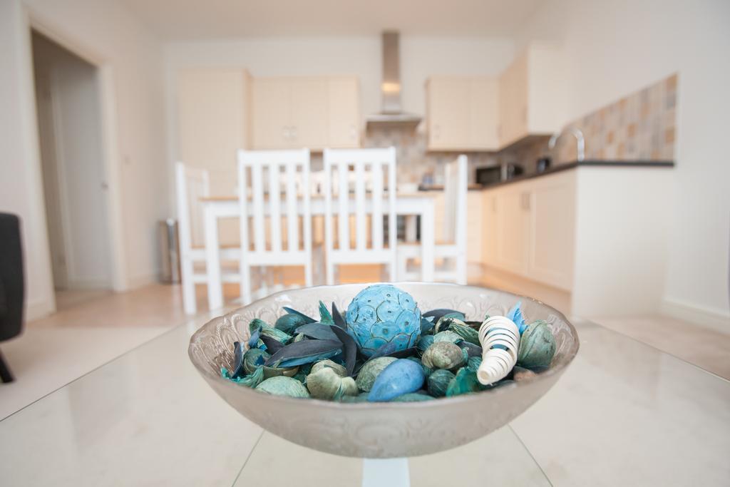 Comfortable Swindon Town Centre Apartments, Free Parking, Sleeps Up To 8 מראה חיצוני תמונה
