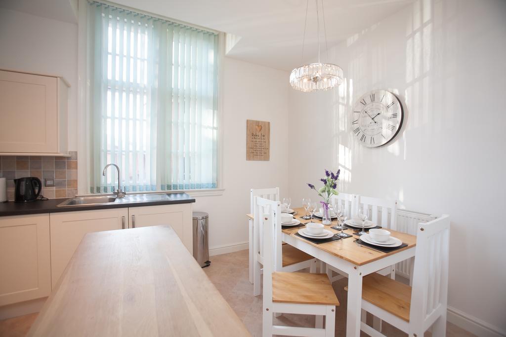 Comfortable Swindon Town Centre Apartments, Free Parking, Sleeps Up To 8 מראה חיצוני תמונה