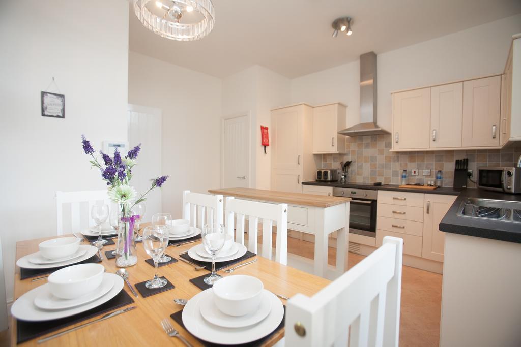 Comfortable Swindon Town Centre Apartments, Free Parking, Sleeps Up To 8 מראה חיצוני תמונה