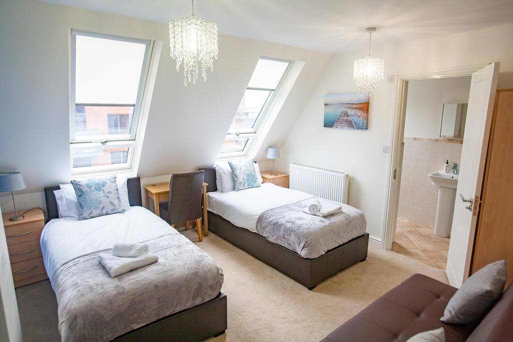 Comfortable Swindon Town Centre Apartments, Free Parking, Sleeps Up To 8 מראה חיצוני תמונה