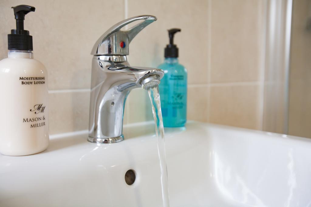 Comfortable Swindon Town Centre Apartments, Free Parking, Sleeps Up To 8 מראה חיצוני תמונה
