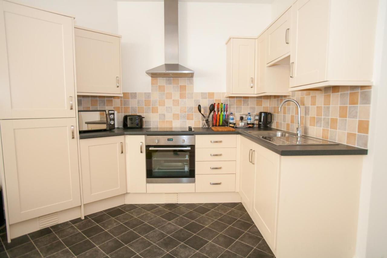 Comfortable Swindon Town Centre Apartments, Free Parking, Sleeps Up To 8 מראה חיצוני תמונה